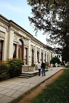 포토 JPG 주간 나무 식물 해외풍경 해외 건축물 건축 외국문화 여행 고건축 유적 중동 건축양식 해외건축 서양건축 유적지 이스탄불 사람 풍경 잔디 여러명 야외 건물 관광지 여행객 계단 정원 궁전 문화재 아치 터키문화 토프카프궁전 튀르키예 국내포토 자연요소 동양문화 전통 나라 아시아 문화 다수 파일형식