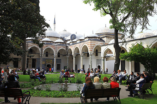 포토 JPG 주간 나무 식물 해외풍경 해외 건축물 외국문화 여행 고건축 벤치 의자 유적 중동 건축양식 해외건축 서양건축 유적지 휴식 이스탄불 사람 풍경 잔디 여러명 야외 건물 관광지 여행객 정원 궁전 문화재 분수 분수대 터키문화 토프카프궁전 분수_분수대 튀르키예 국내포토 자연요소 동양문화 전통 건축 나라 아시아 문화 가구 다수 컨셉 파일형식