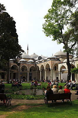 포토 JPG 주간 나무 식물 해외풍경 해외 건축물 외국문화 여행 고건축 벤치 의자 유적 중동 건축양식 해외건축 서양건축 유적지 휴식 이스탄불 사람 풍경 잔디 여러명 야외 건물 관광지 여행객 정원 궁전 문화재 분수 분수대 터키문화 토프카프궁전 분수_분수대 튀르키예 국내포토 자연요소 동양문화 전통 건축 나라 아시아 문화 가구 다수 컨셉 파일형식