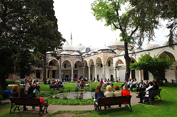 포토 JPG 주간 나무 식물 해외풍경 해외 건축물 외국문화 여행 고건축 벤치 의자 유적 중동 건축양식 해외건축 서양건축 유적지 휴식 이스탄불 사람 풍경 잔디 여러명 야외 건물 관광지 여행객 정원 궁전 문화재 분수 분수대 터키문화 토프카프궁전 분수_분수대 튀르키예 국내포토 자연요소 동양문화 전통 건축 나라 아시아 문화 가구 다수 컨셉 파일형식