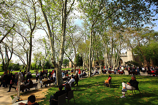 포토 JPG 주간 나무 식물 해외풍경 해외 건축물 공원 외국문화 여행 벤치 의자 유적 중동 유적지 휴식 이스탄불 사람 풍경 잔디 여러명 야외 건물 관광지 여행객 정원 궁전 문화재 성 터키문화 토프카프궁전 튀르키예 국내포토 자연요소 동양문화 전통 공공시설 건축 나라 아시아 문화 가구 다수 컨셉 고건축 파일형식