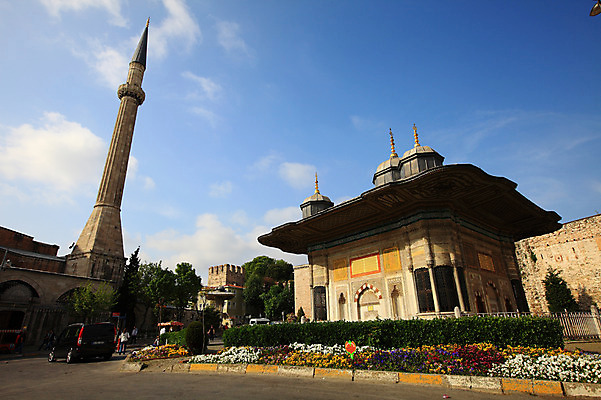 포토 JPG 주간 나무 식물 구름 해외풍경 해외 건축물 꽃 외국문화 고건축 꽃밭 유적 중동 건축양식 해외건축 서양건축 자동차 유적지 하늘 이스탄불 사람 풍경 여러명 야외 건물 관광지 탑 정원 궁전 문화재 터키문화 토프카프궁전 튀르키예 국내포토 자연요소 동양문화 전통 건축 나라 아시아 문화 육상교통 여행 다수 파일형식