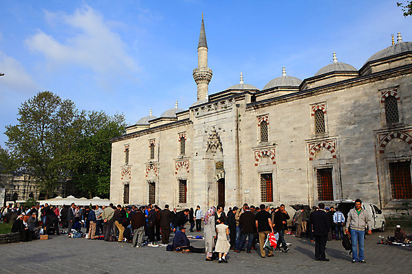포토 JPG 주간 나무 식물 구름 해외풍경 해외 건축물 외국문화 여행 고건축 유적 중동 건축양식 해외건축 서양건축 유적지 하늘 이스탄불 사람 풍경 여러명 야외 건물 관광지 여행객 탑 맑음 궁전 문화재 광장 터키문화 튀르키예 국내포토 자연요소 동양문화 전통 건축 나라 아시아 문화 다수 날씨 파일형식