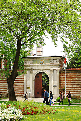 포토 JPG 주간 나무 식물 해외풍경 해외 건축물 외국문화 여행 꽃밭 유적 중동 건축양식 해외건축 서양건축 유적지 이스탄불 사람 풍경 잔디 여러명 야외 건물 관광지 담장 여행객 문 정원 궁전 문화재 깃발 국기 터키문화 토프카프궁전 튀르키예 국내포토 자연요소 동양문화 전통 건축 꽃 나라 아시아 문화 다수 고건축 파일형식