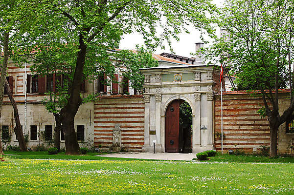 포토 JPG 주간 나무 식물 해외풍경 해외 건축물 외국문화 꽃밭 유적 중동 건축양식 해외건축 서양건축 유적지 이스탄불 풍경 잔디 사람없음 야외 건물 관광지 담장 문 정원 궁전 문화재 터키문화 토프카프궁전 튀르키예 국내포토 자연요소 동양문화 전통 건축 꽃 나라 아시아 문화 여행 고건축 파일형식