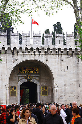 포토 JPG 주간 나무 식물 해외풍경 해외 건축물 건축 외국문화 여행 유적 중동 건축양식 해외건축 서양건축 유적지 이스탄불 석조 사람 풍경 여러명 야외 건물 관광지 여행객 문 궁전 문화재 돌_바위 깃발 성 국기 터키문화 터키국기 토프카프궁전 튀르키예 국내포토 자연요소 동양문화 전통 나라 아시아 문화 다수 고건축 파일형식