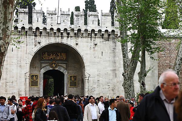 포토 JPG 주간 나무 식물 해외풍경 해외 건축물 건축 외국문화 여행 유적 중동 건축양식 해외건축 서양건축 유적지 이스탄불 석조 사람 풍경 여러명 야외 건물 관광지 여행객 문 궁전 문화재 돌_바위 성 터키문화 토프카프궁전 튀르키예 국내포토 자연요소 동양문화 전통 나라 아시아 문화 다수 고건축 파일형식