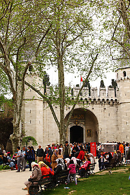 포토 JPG 주간 나무 식물 해외풍경 해외 건축물 건축 외국문화 여행 벤치 의자 유적 중동 건축양식 해외건축 서양건축 유적지 이스탄불 석조 사람 풍경 잔디 여러명 야외 건물 관광지 여행객 문 정원 궁전 문화재 돌_바위 성 터키문화 토프카프궁전 튀르키예 국내포토 자연요소 동양문화 전통 나라 아시아 문화 가구 다수 고건축 파일형식