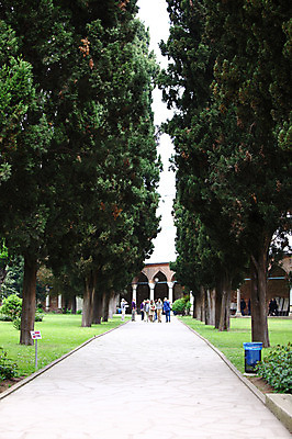 포토 JPG 주간 나무 식물 해외풍경 해외 건축물 공원 길 외국문화 유적 중동 유적지 이스탄불 사람 풍경 잔디 여러명 야외 건물 관광지 여행객 정원 궁전 원근감 문화재 쓰레기통 터키문화 토프카프궁전 튀르키예 국내포토 자연요소 동양문화 전통 공공시설 건축 나라 아시아 문화 뷰포인트 여행 다수 고건축 파일형식