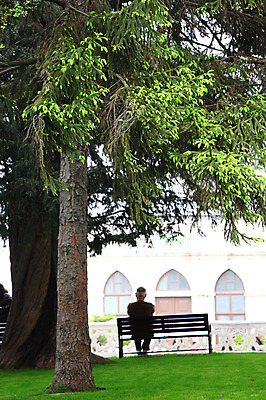 포토 JPG 주간 나무 식물 해외풍경 해외 건축물 공원 외국문화 벤치 의자 중동 휴식 이스탄불 한명 사람 앉기 풍경 잔디 야외 건물 뒷모습 울타리 정원 궁전 터키문화 토프카프궁전 튀르키예 국내포토 자연요소 1 동양문화 공공시설 건축 나라 아시아 문화 뷰포인트 가구 컨셉 고건축 모션 담장 파일형식