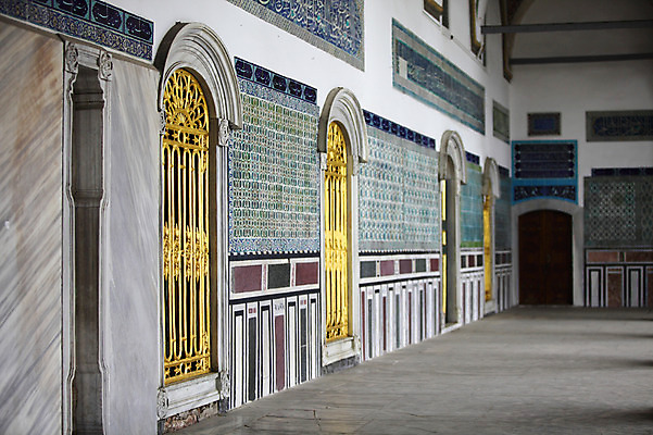 포토 JPG 해외풍경 해외 건축물 외국문화 고건축 유적 중동 건축양식 해외건축 서양건축 유적지 이스탄불 사람없음 건물 관광지 문 궁전 원근감 문화재 성 아치 터키문화 토프카프궁전 튀르키예 국내포토 동양문화 전통 건축 나라 아시아 문화 뷰포인트 여행 풍경 파일형식