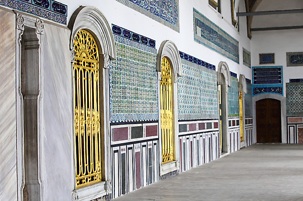 포토 JPG 해외풍경 해외 건축물 외국문화 고건축 유적 중동 건축양식 해외건축 서양건축 유적지 이스탄불 사람없음 건물 관광지 문 궁전 원근감 문화재 성 아치 터키문화 토프카프궁전 튀르키예 국내포토 동양문화 전통 건축 나라 아시아 문화 뷰포인트 여행 풍경 파일형식