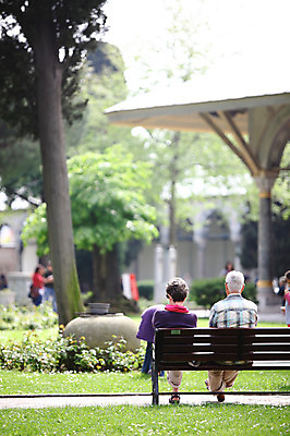 포토 JPG 주간 나무 식물 해외풍경 해외 외국문화 여행 벤치 의자 유적 중동 유적지 휴식 이스탄불 사람 앉기 풍경 잔디 여러명 야외 뒷모습 아웃포커스 관광지 여행객 정원 궁전 문화재 터키문화 토프카프궁전 튀르키예 국내포토 자연요소 동양문화 전통 나라 아시아 문화 뷰포인트 가구 다수 컨셉 고건축 모션 촬영기법 파일형식