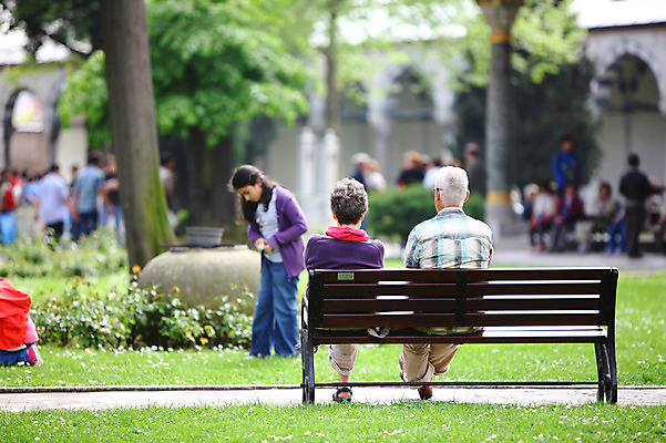 포토 JPG 주간 나무 식물 해외풍경 해외 외국문화 여행 벤치 의자 유적 중동 유적지 휴식 이스탄불 사람 앉기 풍경 잔디 여러명 야외 뒷모습 아웃포커스 관광지 여행객 정원 궁전 문화재 터키문화 토프카프궁전 튀르키예 국내포토 자연요소 동양문화 전통 나라 아시아 문화 뷰포인트 가구 다수 컨셉 고건축 모션 촬영기법 파일형식