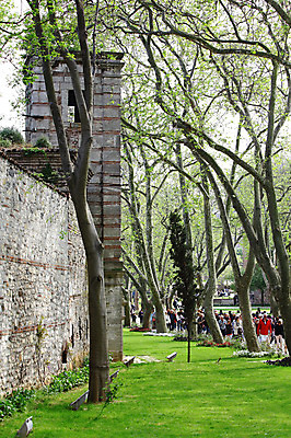 포토 JPG 주간 나무 식물 해외풍경 해외 건축물 건축 외국문화 여행 유적 중동 해외건축 서양건축 유적지 이스탄불 사람 풍경 잔디 여러명 야외 관광지 담장 여행객 정원 궁전 원근감 문화재 성 성벽 터키문화 토프카프궁전 튀르키예 국내포토 자연요소 동양문화 전통 나라 아시아 문화 뷰포인트 다수 고건축 파일형식