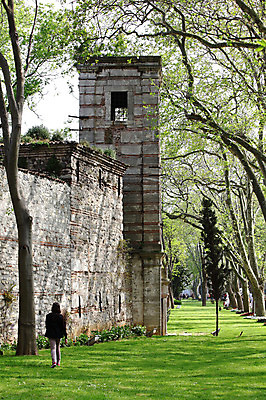 포토 JPG 주간 나무 식물 해외풍경 해외 건축물 건축 외국문화 유적 중동 해외건축 서양건축 유적지 이스탄불 한명 사람 풍경 잔디 야외 뒷모습 관광지 담장 정원 궁전 원근감 문화재 성 성벽 터키문화 토프카프궁전 튀르키예 국내포토 자연요소 1 동양문화 전통 나라 아시아 문화 뷰포인트 여행 고건축 파일형식