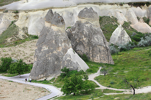 포토 JPG 주간 나무 식물 해외풍경 해외 여행 유적 중동 유적지 자연 바위산 산 카파도키아 사람 풍경 초원 야외 세명 관광지 여행객 골짜기 암석 돌_바위 바위 오솔길 기암괴석 버섯모양 버섯바위 파샤바 튀르키예 국내포토 자연요소 모양 전통 나라 아시아 길 고건축 바위_돌 돌산 생태계 파일형식