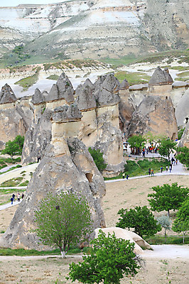 포토 JPG 주간 나무 식물 해외풍경 해외 여행 유적 중동 유적지 자연 바위산 산 카파도키아 사람 풍경 초원 여러명 야외 관광지 여행객 골짜기 암석 돌_바위 바위 기암괴석 버섯모양 버섯바위 파샤바 튀르키예 국내포토 자연요소 모양 전통 나라 아시아 다수 고건축 바위_돌 돌산 생태계 파일형식