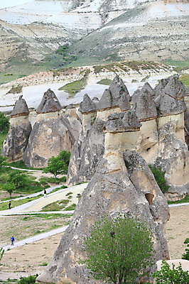 포토 JPG 주간 나무 식물 해외풍경 해외 여행 유적 중동 유적지 자연 바위산 산 카파도키아 사람 풍경 초원 야외 세명 관광지 여행객 골짜기 암석 돌_바위 바위 기암괴석 버섯모양 버섯바위 파샤바 튀르키예 국내포토 자연요소 모양 전통 나라 아시아 고건축 바위_돌 돌산 생태계 파일형식