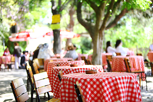 포토 JPG 주간 나무 식물 해외풍경 해외 의자 중동 탁자 이스탄불 풍경 여러명 야외 아웃포커스 도시풍경 식당 카페 도시 고객 노천카페 야외식당 피에르로티언덕 튀르키예 국내포토 자연요소 나라 아시아 가구 다수 촬영기법 사람 상점 언덕 파일형식