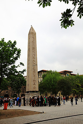 포토 JPG 주간 나무 식물 구름 해외풍경 해외 건축물 공원 조각 외국문화 유적 중동 유적지 하늘 이스탄불 사람 풍경 여러명 야외 건물 조형물 조각상 여행객 탑 보행자 기념비 광장 터키문화 오벨리스크 히포드럼 조각_조소 튀르키예 국내포토 자연요소 동양문화 전통 공공시설 건축 나라 아시아 문화 다수 고건축 미술 조소 파일형식
