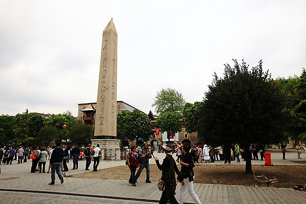 포토 JPG 주간 나무 식물 구름 해외풍경 해외 건축물 공원 조각 외국문화 유적 중동 유적지 하늘 이스탄불 사람 풍경 여러명 야외 건물 조형물 조각상 여행객 탑 보행자 기념비 광장 터키문화 오벨리스크 히포드럼 조각_조소 튀르키예 국내포토 자연요소 동양문화 전통 공공시설 건축 나라 아시아 문화 다수 고건축 미술 조소 파일형식