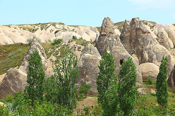 포토 JPG 주간 나무 식물 해외풍경 해외 유적 중동 유적지 자연 하늘 바위산 산 카파도키아 국립공원 풍경 초원 사람없음 야외 골짜기 맑음 세계문화유산 암석 돌_바위 바위 동굴 기암괴석 괴레메 동굴집 바위동굴 튀르키예 국내포토 자연요소 전통 공원 나라 아시아 고건축 날씨 문화재 바위_돌 돌산 생태계 파일형식