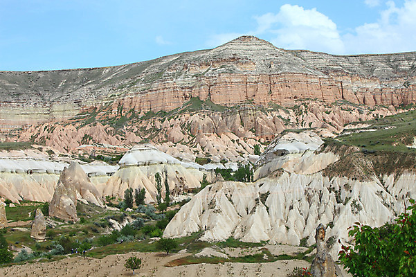 포토 JPG 주간 나무 식물 구름 해외풍경 해외 유적 중동 유적지 자연 하늘 바위산 산 카파도키아 국립공원 풍경 초원 사람없음 야외 골짜기 세계문화유산 암석 돌_바위 바위 동굴 기암괴석 고대도시 괴레메 동굴집 바위동굴 튀르키예 국내포토 자연요소 전통 공원 나라 아시아 고건축 고대문명 문화재 바위_돌 돌산 생태계 파일형식