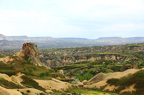 포토 JPG 주간 나무 식물 구름 해외풍경 해외 유적 중동 유적지 자연 하늘 바위산 산 카파도키아 국립공원 풍경 초원 사람없음 야외 골짜기 세계문화유산 암석 돌_바위 바위 동굴 기암괴석 고대도시 괴레메 동굴집 바위동굴 튀르키예 국내포토 자연요소 전통 공원 나라 아시아 고건축 고대문명 문화재 바위_돌 돌산 생태계 파일형식