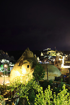 포토 JPG 나무 식물 해외풍경 해외 야경 유적 중동 유적지 자연 조명 바위산 주택 카파도키아 국립공원 초원 사람없음 야외 빛 도시풍경 마을 골짜기 어둠 세계문화유산 암석 돌_바위 바위 도시 동굴 저녁 기암괴석 고대도시 괴레메 동굴집 바위동굴 튀르키예 국내포토 전통 공원 나라 아시아 고건축 고대문명 풍경 건물 문화재 바위_돌 야간 돌산 생태계 파일형식 풍경_경치