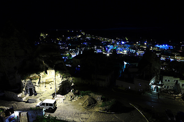 포토 JPG 해외풍경 해외 야경 유적 중동 자동차 유적지 조명 바위산 주택 카파도키아 국립공원 초원 사람없음 야외 빛 도시풍경 마을 골짜기 어둠 세계문화유산 암석 돌_바위 바위 도시 동굴 저녁 기암괴석 고대도시 괴레메 동굴집 바위동굴 튀르키예 국내포토 전통 공원 나라 아시아 육상교통 고건축 자연 고대문명 풍경 건물 문화재 바위_돌 야간 돌산 파일형식 풍경_경치