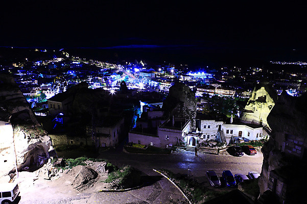 포토 JPG 해외풍경 해외 야경 유적 중동 자동차 유적지 조명 바위산 주택 카파도키아 국립공원 초원 사람없음 야외 빛 도시풍경 마을 골짜기 어둠 세계문화유산 암석 돌_바위 바위 도시 동굴 저녁 기암괴석 고대도시 괴레메 동굴집 바위동굴 튀르키예 국내포토 전통 공원 나라 아시아 육상교통 고건축 자연 고대문명 풍경 건물 문화재 바위_돌 야간 돌산 파일형식 풍경_경치