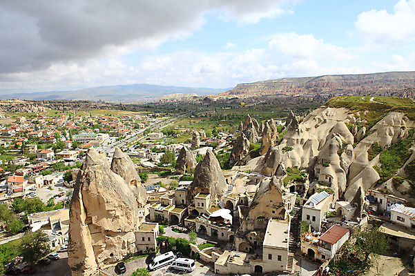 포토 JPG 주간 구름 해외풍경 해외 유적 중동 유적지 자연 하늘 바위산 산 주택 카파도키아 국립공원 풍경 초원 사람없음 야외 도시풍경 마을 골짜기 맑음 세계문화유산 암석 돌_바위 바위 도시 동굴 기암괴석 고대도시 괴레메 동굴집 바위동굴 튀르키예 국내포토 자연요소 전통 공원 나라 아시아 고건축 날씨 고대문명 건물 문화재 바위_돌 돌산 생태계 파일형식