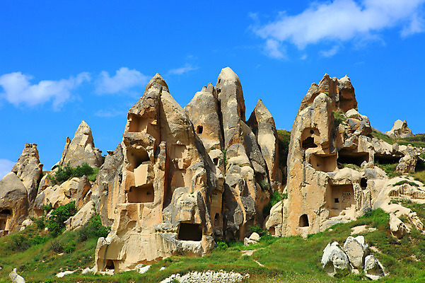 포토 JPG 주간 구름 해외풍경 해외 유적 중동 유적지 자연 하늘 바위산 카파도키아 국립공원 풍경 초원 사람없음 야외 골짜기 맑음 세계문화유산 암석 돌_바위 바위 동굴 기암괴석 고대도시 괴레메 동굴집 바위동굴 튀르키예 국내포토 자연요소 전통 공원 나라 아시아 고건축 날씨 고대문명 문화재 바위_돌 돌산 생태계 파일형식