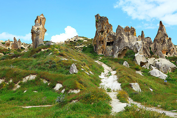 포토 JPG 주간 구름 해외풍경 해외 유적 중동 유적지 자연 하늘 바위산 카파도키아 국립공원 풍경 초원 사람없음 야외 골짜기 맑음 세계문화유산 암석 돌_바위 바위 동굴 오솔길 기암괴석 언덕 고대도시 괴레메 동굴집 바위동굴 튀르키예 국내포토 자연요소 전통 공원 나라 아시아 길 고건축 날씨 고대문명 문화재 바위_돌 돌산 생태계 파일형식