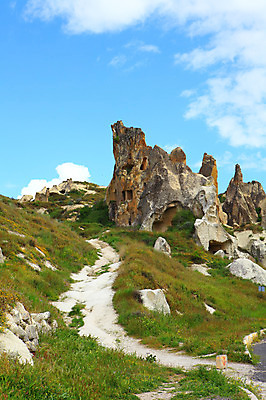 포토 JPG 주간 구름 해외풍경 해외 유적 중동 유적지 자연 하늘 바위산 카파도키아 국립공원 풍경 초원 사람없음 야외 골짜기 맑음 세계문화유산 암석 돌_바위 바위 동굴 오솔길 기암괴석 언덕 고대도시 괴레메 동굴집 바위동굴 튀르키예 국내포토 자연요소 전통 공원 나라 아시아 길 고건축 날씨 고대문명 문화재 바위_돌 돌산 생태계 파일형식