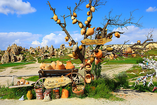 포토 JPG 주간 나무 식물 구름 해외풍경 해외 유적 중동 유적지 자연 하늘 바위산 산 카파도키아 국립공원 풍경 초원 사람없음 야외 골짜기 맑음 세계문화유산 암석 돌_바위 바위 표지판 항아리 동굴 기암괴석 고대도시 괴레메 동굴집 바위동굴 튀르키예 국내포토 자연요소 전통 공원 나라 아시아 고건축 날씨 고대문명 알림판 문화재 바위_돌 도자기 돌산 생태계 파일형식