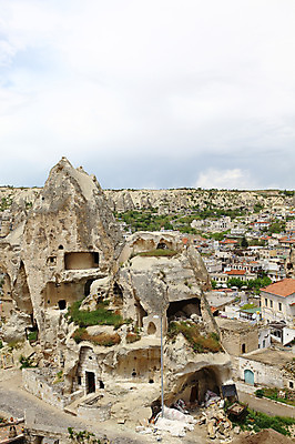 포토 JPG 주간 구름 해외풍경 해외 유적 중동 유적지 자연 하늘 바위산 산 주택 카파도키아 국립공원 풍경 초원 사람없음 야외 도시풍경 마을 골짜기 세계문화유산 암석 돌_바위 바위 도시 동굴 기암괴석 고대도시 괴레메 동굴집 바위동굴 튀르키예 국내포토 자연요소 전통 공원 나라 아시아 고건축 고대문명 건물 문화재 바위_돌 돌산 생태계 파일형식