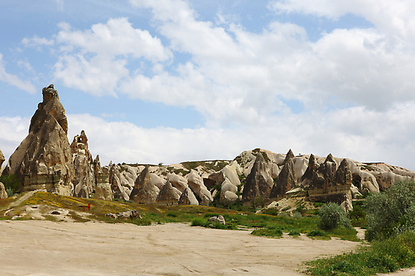포토 JPG 주간 나무 식물 구름 해외풍경 해외 유적 중동 유적지 자연 하늘 바위산 산 카파도키아 국립공원 풍경 초원 사람없음 야외 골짜기 맑음 세계문화유산 암석 바위 동굴 기암괴석 고대도시 괴레메 동굴집 바위동굴 튀르키예 국내포토 자연요소 전통 공원 나라 아시아 고건축 날씨 고대문명 문화재 돌 바위_돌 돌산 생태계 파일형식