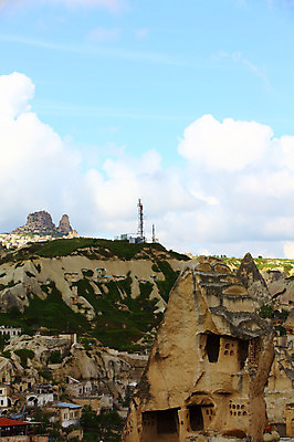 포토 JPG 주간 구름 해외풍경 해외 유적 중동 유적지 자연 하늘 바위산 산 카파도키아 국립공원 풍경 초원 사람없음 야외 마을 골짜기 맑음 세계문화유산 암석 돌_바위 바위 도시 동굴 기암괴석 언덕 고대도시 괴레메 동굴집 바위동굴 튀르키예 국내포토 자연요소 전통 공원 나라 아시아 고건축 날씨 고대문명 문화재 바위_돌 돌산 생태계 파일형식