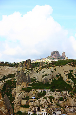 포토 JPG 주간 구름 해외풍경 해외 유적 중동 유적지 자연 하늘 바위산 산 카파도키아 국립공원 풍경 초원 사람없음 야외 마을 골짜기 맑음 세계문화유산 암석 바위 도시 동굴 기암괴석 언덕 고대도시 괴레메 동굴집 바위동굴 튀르키예 국내포토 자연요소 전통 공원 나라 아시아 고건축 날씨 고대문명 문화재 돌 바위_돌 돌산 생태계 파일형식