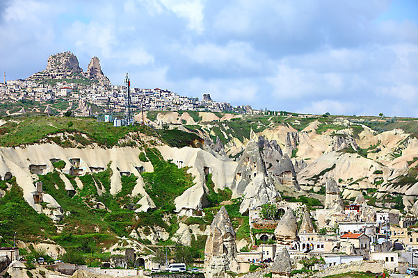 포토 JPG 주간 구름 해외풍경 해외 유적 중동 유적지 자연 하늘 바위산 산 카파도키아 국립공원 풍경 초원 사람없음 야외 도시풍경 마을 골짜기 세계문화유산 암석 돌_바위 바위 동굴 기암괴석 언덕 고대도시 괴레메 동굴집 바위동굴 튀르키예 국내포토 자연요소 전통 공원 나라 아시아 고건축 고대문명 문화재 바위_돌 도시 돌산 생태계 파일형식