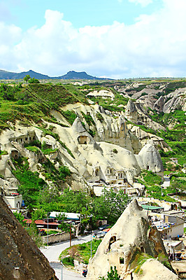 포토 JPG 주간 구름 해외풍경 해외 유적 중동 유적지 자연 하늘 바위산 산 카파도키아 국립공원 풍경 초원 사람없음 야외 골짜기 맑음 세계문화유산 암석 바위 동굴 기암괴석 언덕 괴레메 동굴집 바위동굴 튀르키예 국내포토 자연요소 전통 공원 나라 아시아 고건축 날씨 문화재 돌 바위_돌 돌산 생태계 파일형식