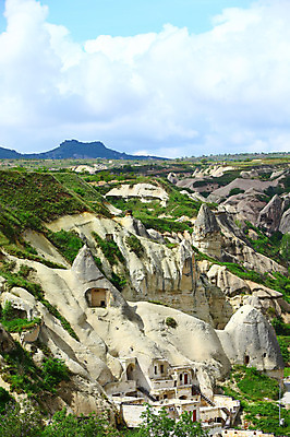 포토 JPG 주간 구름 해외풍경 해외 유적 중동 유적지 자연 하늘 바위산 산 카파도키아 국립공원 풍경 초원 사람없음 야외 골짜기 맑음 세계문화유산 암석 바위 동굴 기암괴석 언덕 괴레메 동굴집 바위동굴 튀르키예 국내포토 자연요소 전통 공원 나라 아시아 고건축 날씨 문화재 돌 바위_돌 돌산 생태계 파일형식