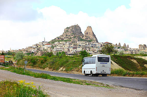 포토 JPG 주간 구름 해외풍경 해외 도로 길 유적 중동 유적지 자연 하늘 바위산 산 주택 카파도키아 국립공원 풍경 사람없음 야외 도시풍경 마을 골짜기 세계문화유산 암석 바위 도시 동굴 기암괴석 언덕 고대도시 괴레메 동굴집 바위동굴 튀르키예 국내포토 자연요소 전통 공원 나라 아시아 고건축 교통시설 고대문명 건물 문화재 돌 바위_돌 돌산 생태계 파일형식