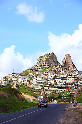 포토 JPG 주간 구름 해외풍경 해외 도로 길 유적 중동 자동차 유적지 자연 하늘 바위산 산 주택 카파도키아 국립공원 풍경 사람없음 야외 도시풍경 마을 골짜기 맑음 세계문화유산 암석 돌_바위 바위 깃발 도시 동굴 국기 기암괴석 고대도시 괴레메 동굴집 바위동굴 터키국기 튀르키예 국내포토 자연요소 전통 공원 나라 아시아 육상교통 고건축 교통시설 날씨 고대문명 건물 문화재 바위_돌 돌산 생태계 파일형식