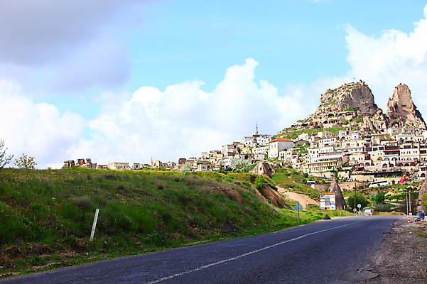 포토 JPG 주간 구름 해외풍경 해외 도로 길 유적 중동 유적지 자연 하늘 바위산 산 주택 카파도키아 국립공원 풍경 사람없음 야외 도시풍경 마을 골짜기 맑음 세계문화유산 암석 돌_바위 바위 깃발 도시 동굴 국기 기암괴석 언덕 고대도시 괴레메 동굴집 바위동굴 터키국기 튀르키예 국내포토 자연요소 전통 공원 나라 아시아 고건축 교통시설 날씨 고대문명 건물 문화재 바위_돌 돌산 생태계 파일형식