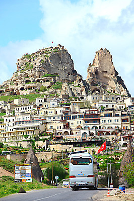 포토 JPG 주간 구름 해외풍경 해외 도로 길 유적 중동 자동차 유적지 자연 하늘 바위산 산 주택 카파도키아 국립공원 풍경 사람없음 야외 도시풍경 마을 골짜기 맑음 세계문화유산 암석 돌_바위 바위 깃발 도시 동굴 국기 기암괴석 고대도시 괴레메 동굴집 바위동굴 터키국기 튀르키예 국내포토 자연요소 전통 공원 나라 아시아 육상교통 고건축 교통시설 날씨 고대문명 건물 문화재 바위_돌 돌산 생태계 파일형식
