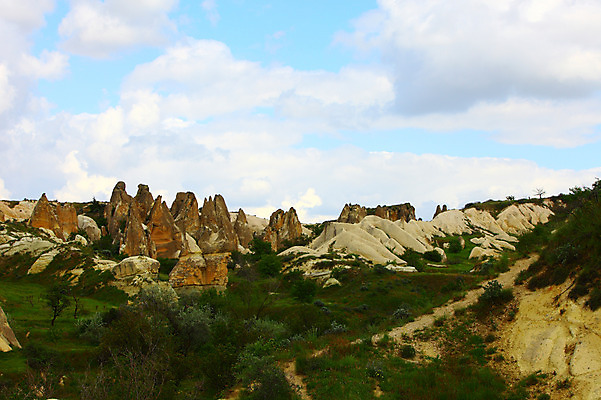 포토 JPG 주간 나무 식물 구름 해외풍경 해외 유적 중동 유적지 자연 하늘 바위산 산 카파도키아 국립공원 풍경 초원 사람없음 야외 골짜기 세계문화유산 암석 바위 기암괴석 고대도시 괴레메 튀르키예 국내포토 자연요소 전통 공원 나라 아시아 고건축 고대문명 문화재 돌 바위_돌 돌산 생태계 파일형식