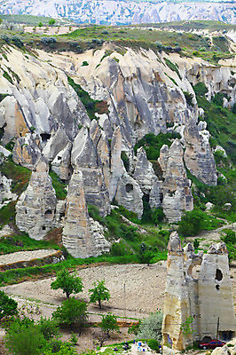 포토 JPG 주간 나무 식물 해외풍경 해외 유적 중동 유적지 자연 바위산 산 카파도키아 국립공원 풍경 초원 사람없음 야외 골짜기 세계문화유산 암석 바위 동굴 기암괴석 고대도시 괴레메 동굴집 바위동굴 튀르키예 국내포토 자연요소 전통 공원 나라 아시아 고건축 고대문명 문화재 돌 바위_돌 돌산 생태계 파일형식